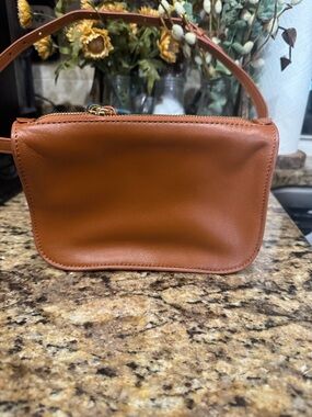 Quince Classic Tan Leather Crossbody Bag - Sleek Everyday Carry